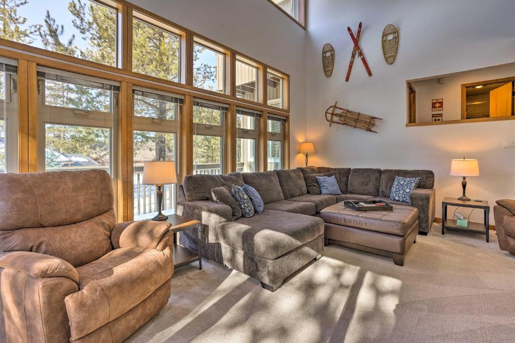 Large Sunriver Retreat with Hot Tub Ski and Hike - image 6