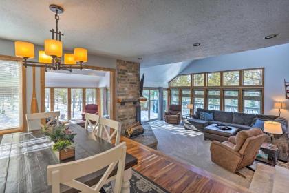 Large Sunriver Retreat with Hot Tub Ski and Hike - image 7