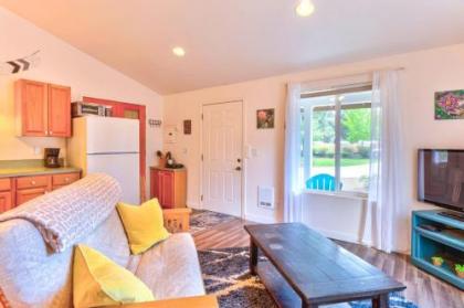 Sunny Private Cottage near Deschutes River Woods!