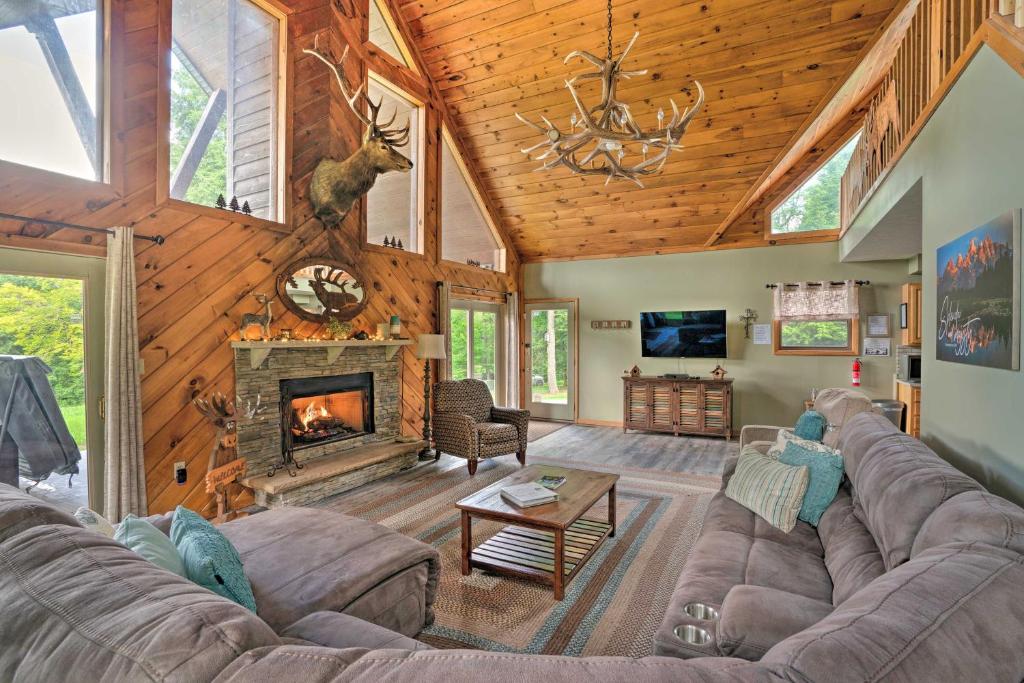 3-Acre Benezette Cabin with Hot Tub Grill and Mtn View - main image