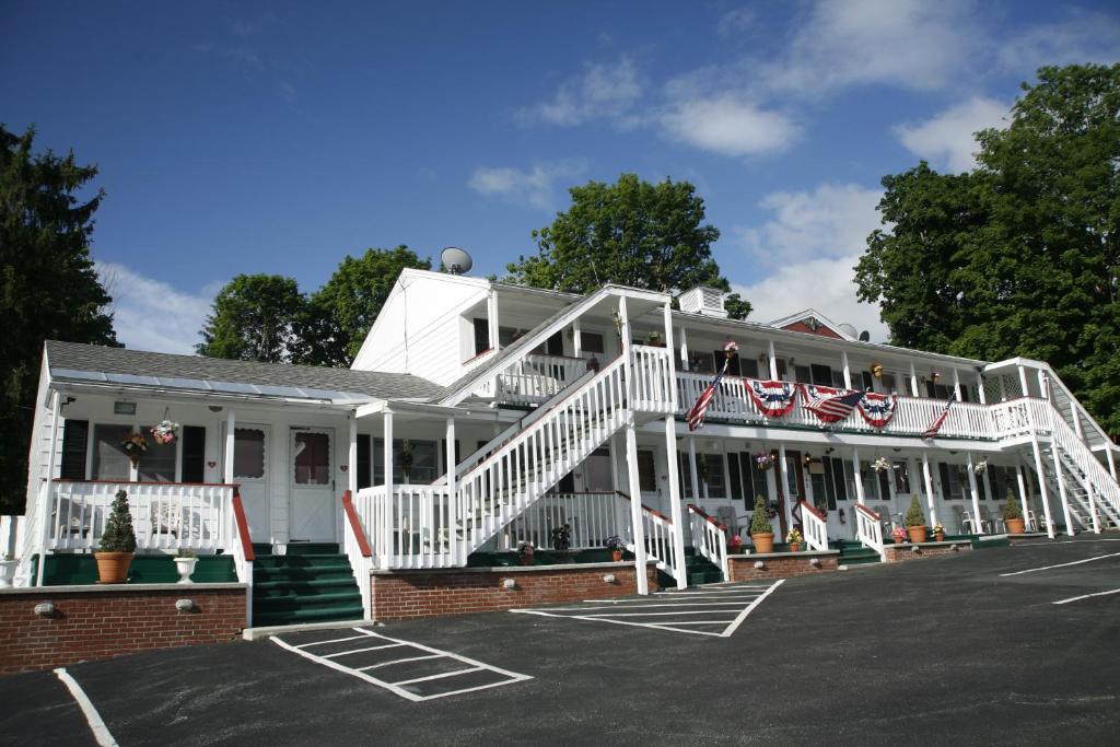 Bennington Motor Inn - main image