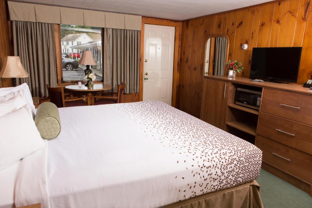 Knotty Pine Motel - image 4