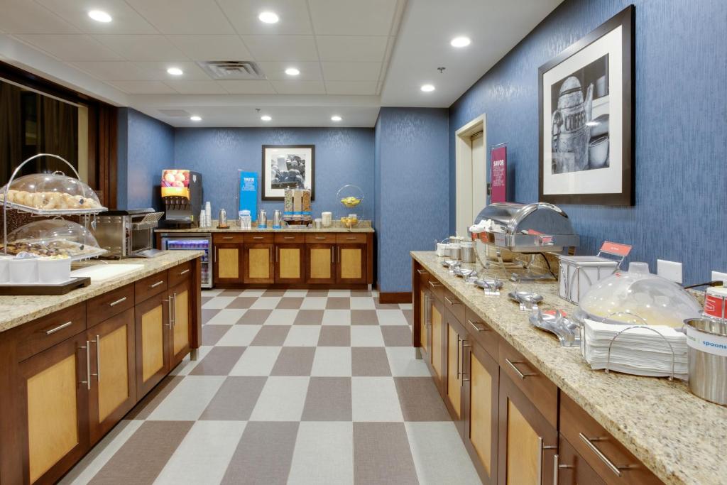 Hampton Inn & Suites Philadelphia/Bensalem - image 4