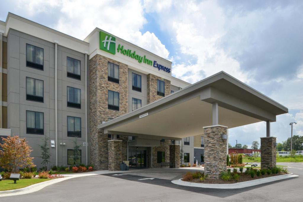 Holiday Inn Express and Suites Bryant - Benton Area an IHG Hotel - main image