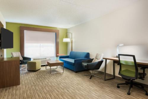 Holiday Inn Express Hotel & Suites Bentonville - image 5