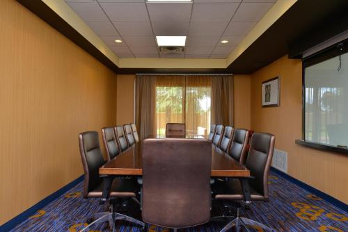 Courtyard by Marriott Bentonville - image 5