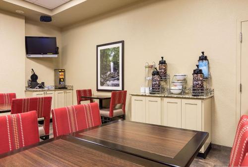 Comfort Inn Bentonville - image 3