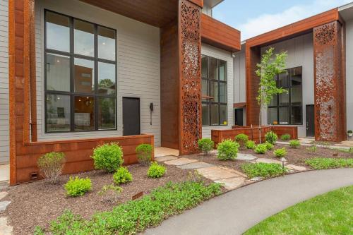 Tourmaline Townhome - MOMENTARY Across Street 8th St Market - image 2