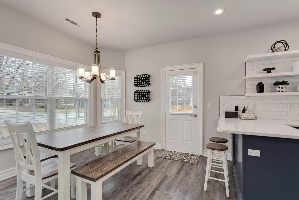 Modern Farmhouse - 2 Minute Bike to Slaughter Pen Trailhead - DTWN Bentonville - image 7