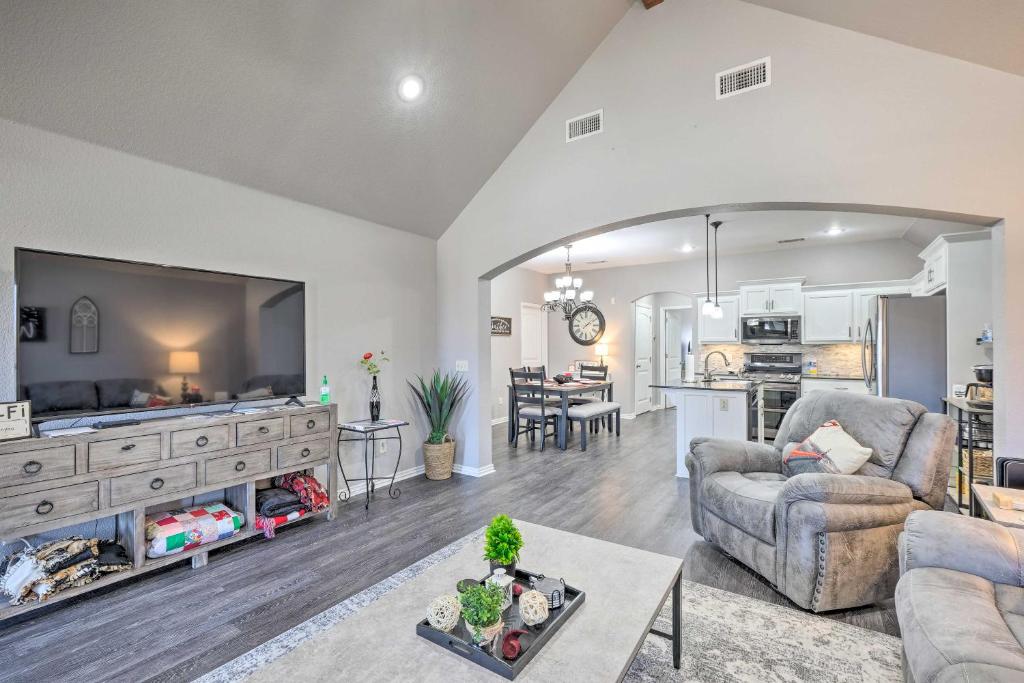 Upscale Pet-Friendly Townhome Private Patio - main image