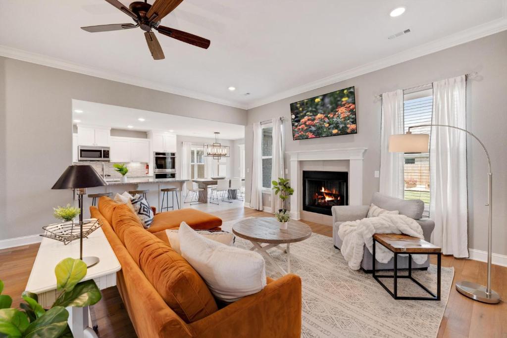 The Marigold - BRAND NEW - Modern Bentonville Home - 5 mi to Downtown! - main image