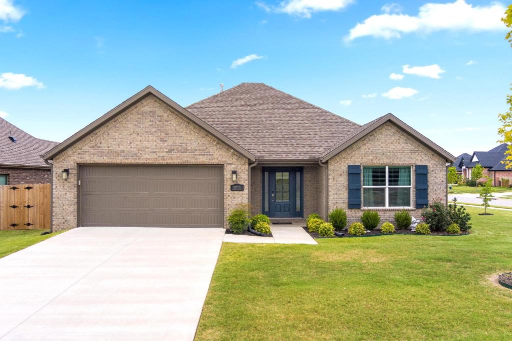 The Marigold - BRAND NEW - Modern Bentonville Home - 5 mi to Downtown! - image 4