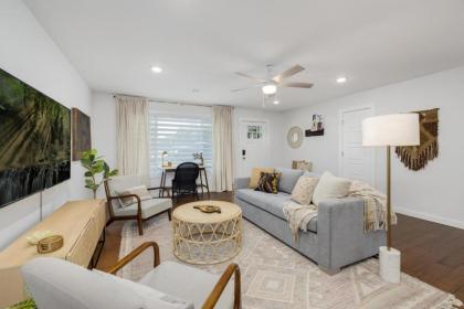 Casa Azul - Walk to 8th St Market - Sleeps 10! - image 1