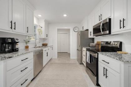 Casa Azul - Walk to 8th St Market - Sleeps 10! - image 15