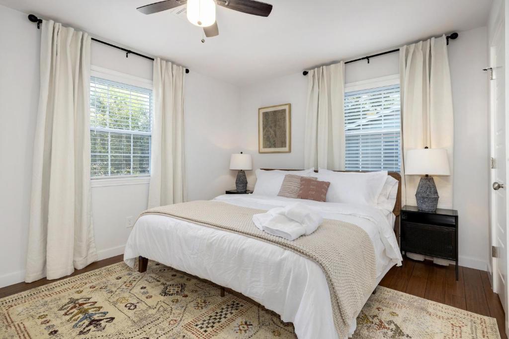 Casa Azul - Walk to 8th St Market - Sleeps 10! - image 2