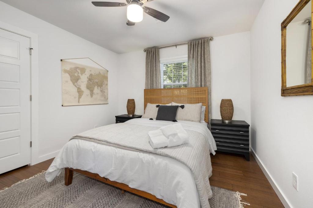 Casa Azul - Walk to 8th St Market - Sleeps 10! - image 5