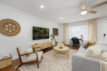 Casa Azul - Walk to 8th St Market - Sleeps 10! - image 7