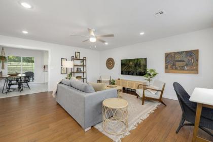 Casa Azul - Walk to 8th St Market - Sleeps 10! - image 8