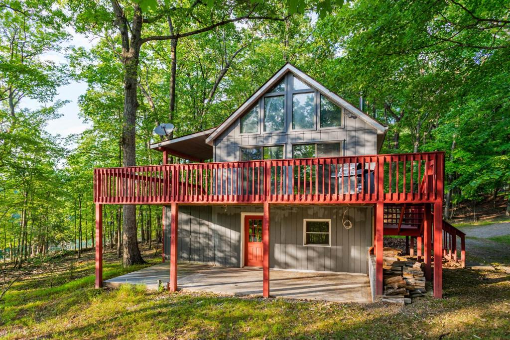 Chalet Cabin w Huge Deck Fire Pit & Jacuzzi Tub! - main image