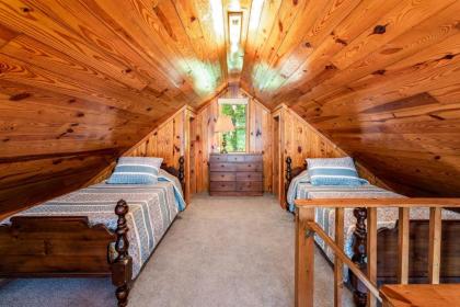 Chalet Cabin w Huge Deck Fire Pit & Jacuzzi Tub! - image 12