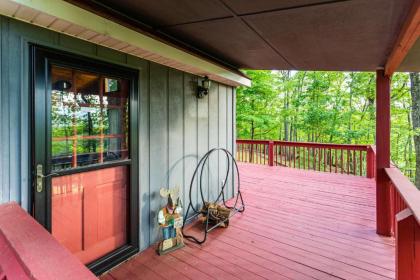 Chalet Cabin w Huge Deck Fire Pit & Jacuzzi Tub! - image 3