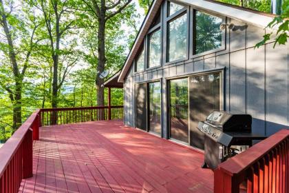 Chalet Cabin w Huge Deck Fire Pit & Jacuzzi Tub! - image 7