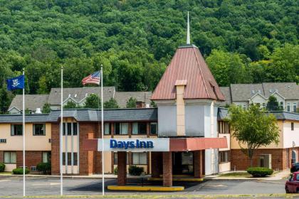 Days Inn by Wyndham Berlin Meriden - image 1