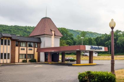 Days Inn by Wyndham Berlin Meriden - image 15