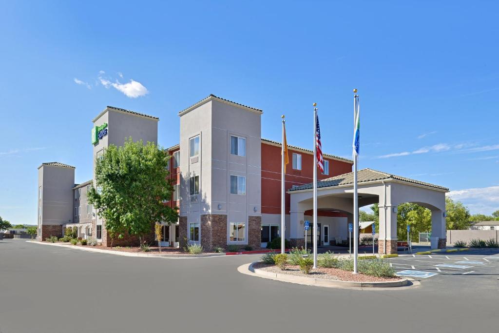 Holiday Inn Express Albuquerque N - Bernalillo an IHG Hotel - main image