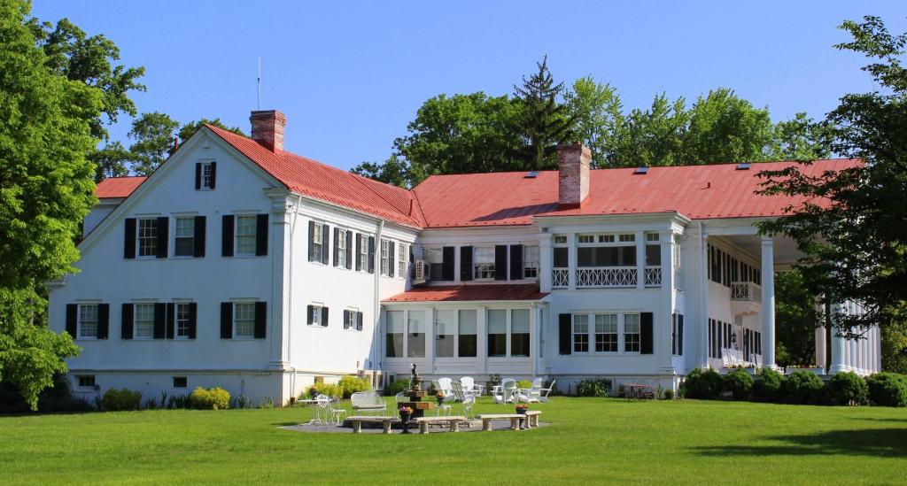 Historic Rosemont Manor - image 2