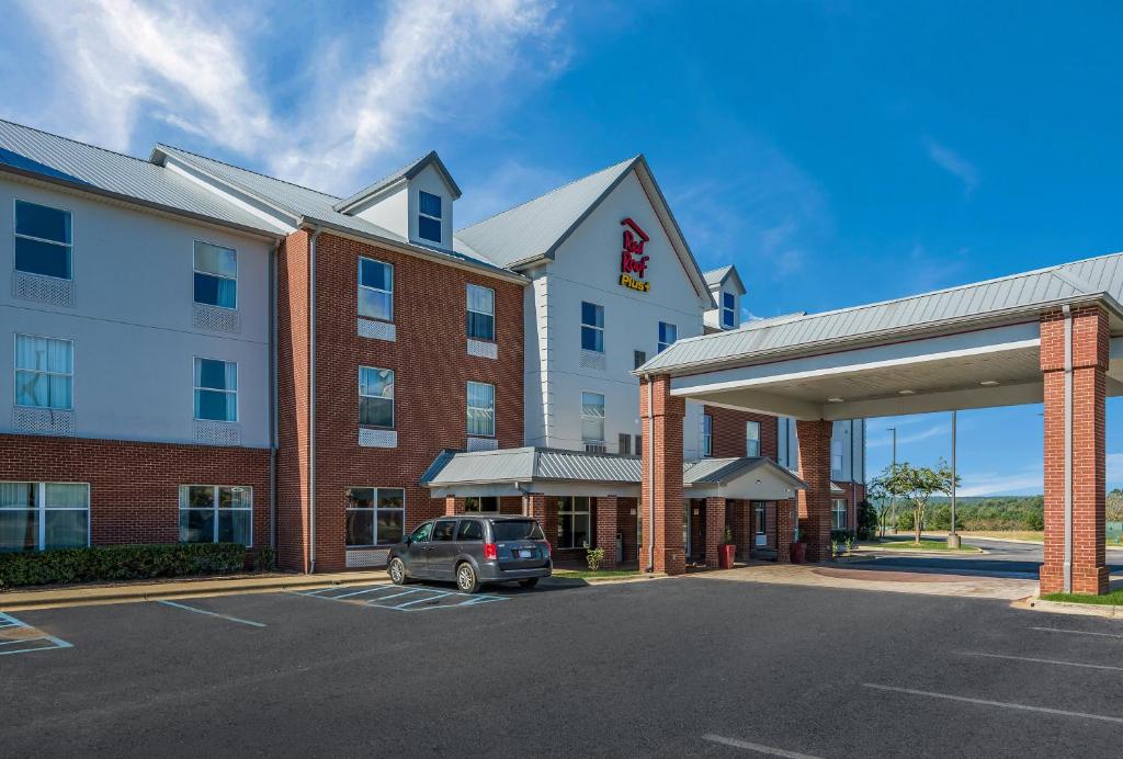 Red Roof Inn & Suites Bessemer - image 6