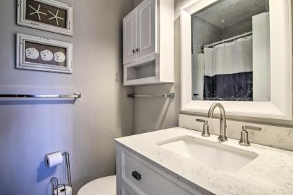 Townhome with Outdoor Shower Less Than 1 Mi to Downtown - image 15