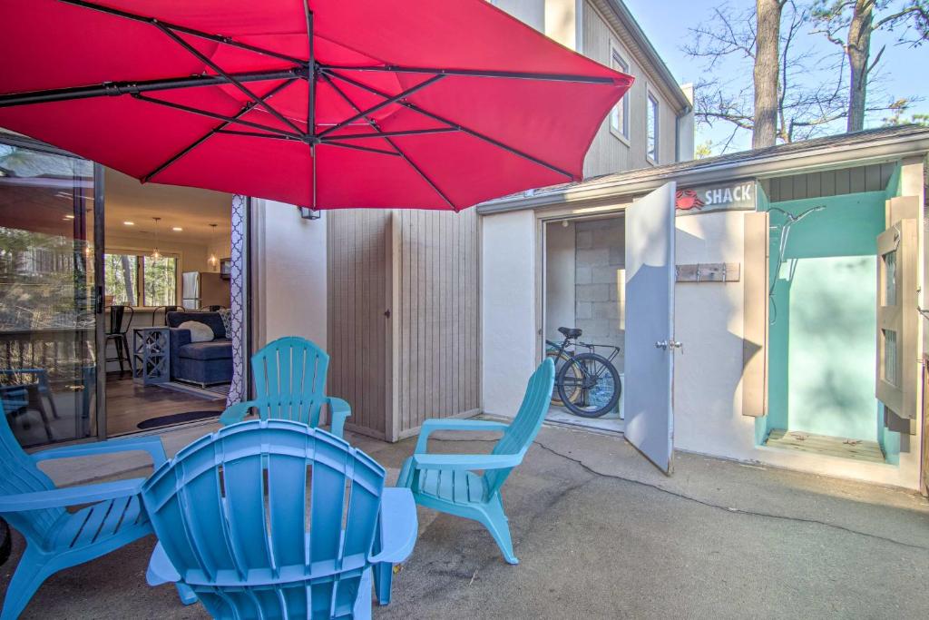 Townhome with Outdoor Shower Less Than 1 Mi to Downtown - image 2