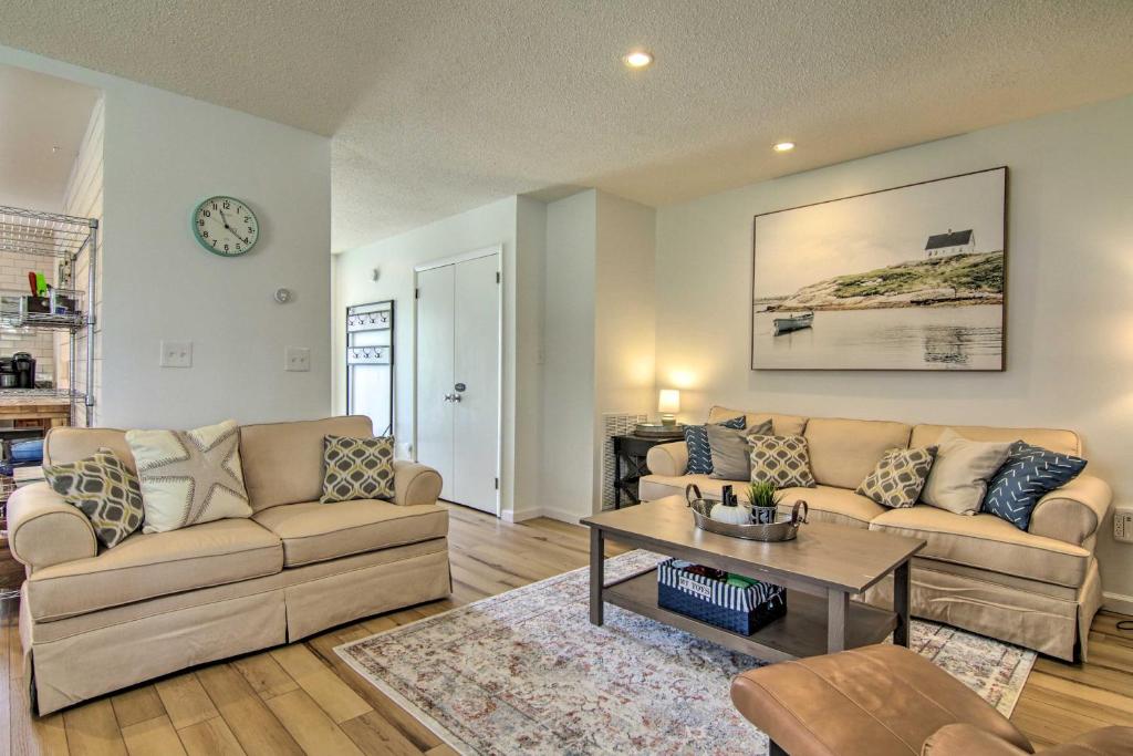 Stylish Townhome about 1 Mi to Beach and Boardwalk! - image 7