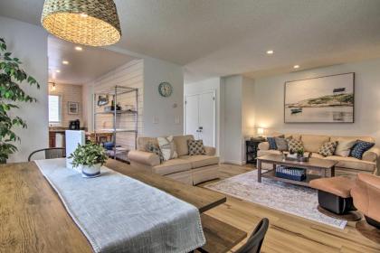 Stylish Townhome about 1 Mi to Beach and Boardwalk! - image 8