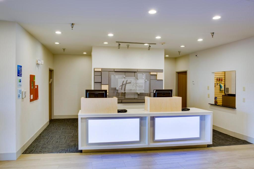 Holiday Inn Express Hotel & Suites Oklahoma City-Bethany an IHG Hotel - image 3