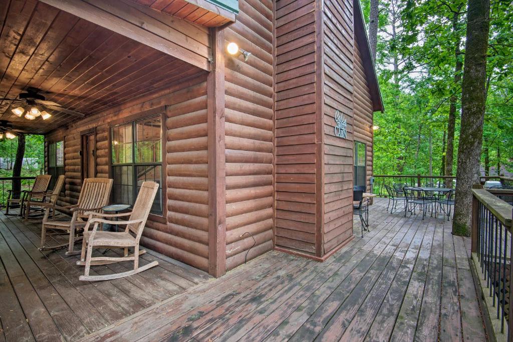 Quiet Cabin with Hot Tub 3 Mi to Broken Bow Marina! - image 2