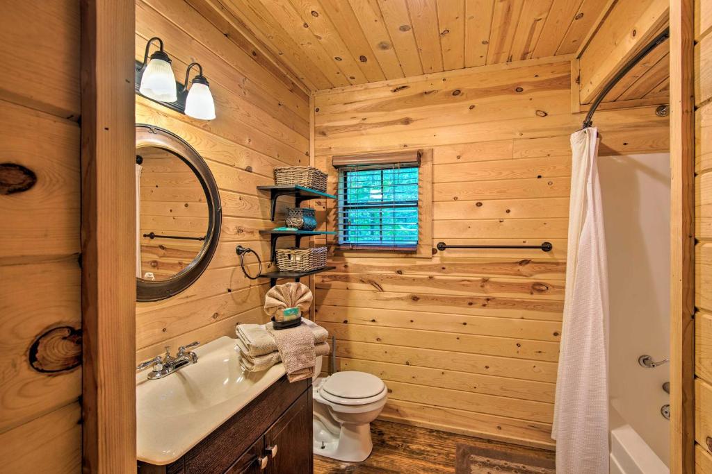 Quiet Cabin with Hot Tub 3 Mi to Broken Bow Marina! - image 4