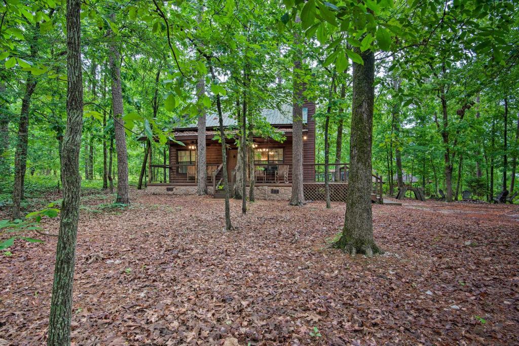 Quiet Cabin with Hot Tub 3 Mi to Broken Bow Marina! - image 5