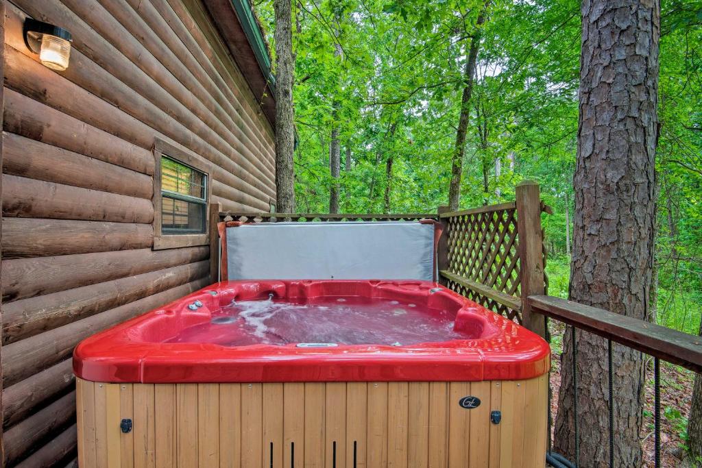 Quiet Cabin with Hot Tub 3 Mi to Broken Bow Marina! - image 7