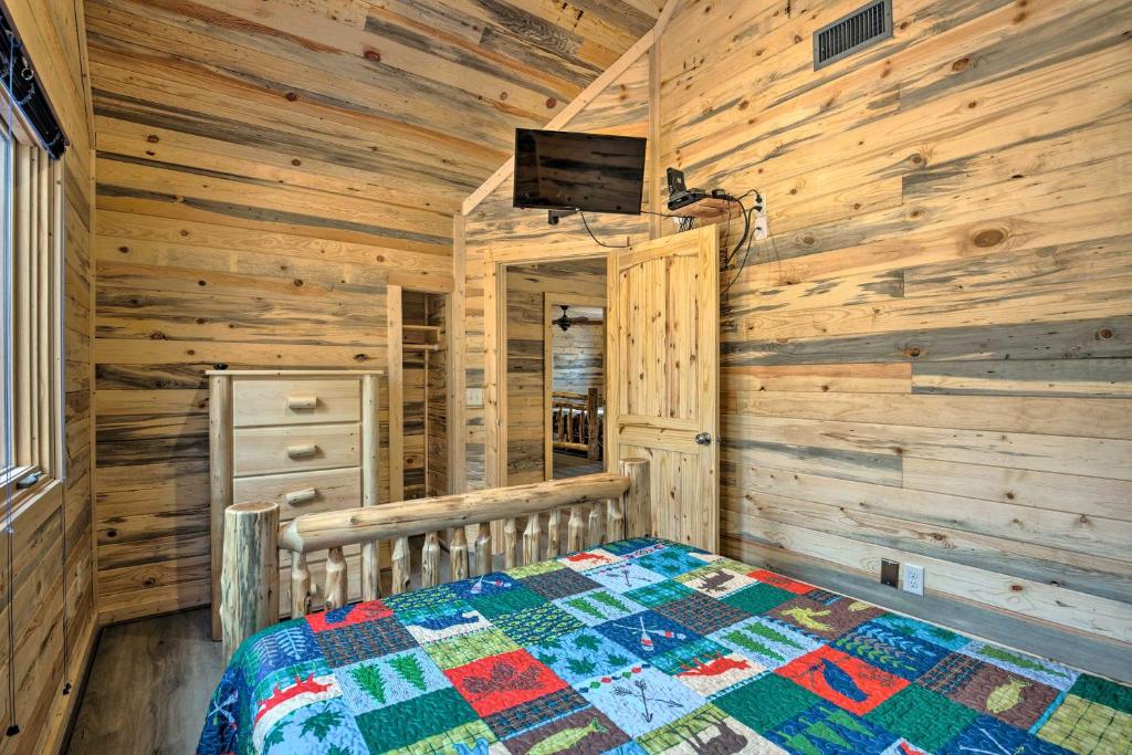 Cabin with Hot Tub-Near Beavers Bend Broken Bow - image 2