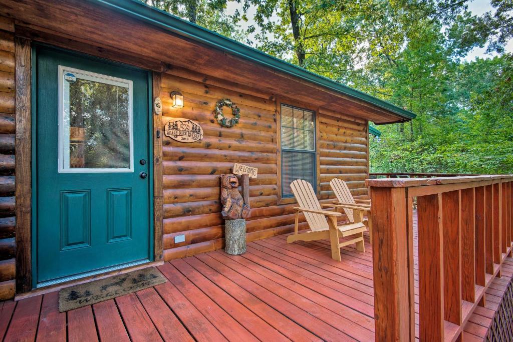 Serene Broken Bow Cabin with Hot Tub and Fire Pit - main image