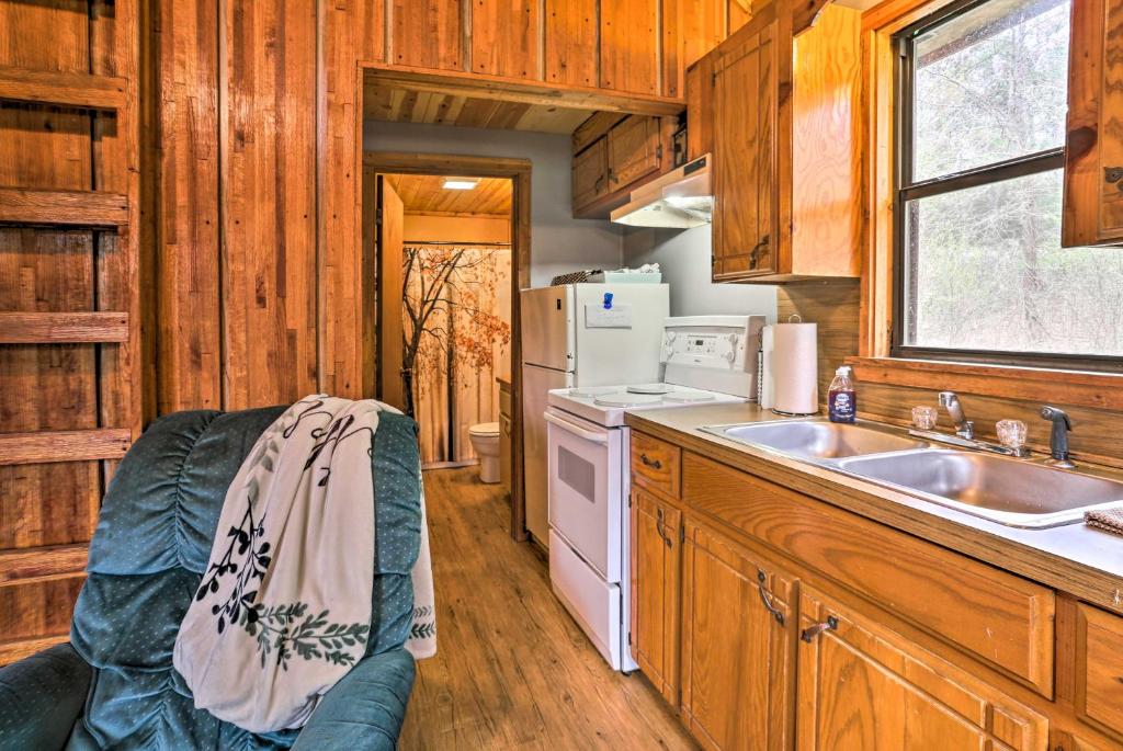 Family Cabin with Porch and Yard Near Broken Bow Lake! - image 6