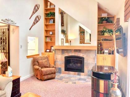 R7 Ski-in Ski-out Bretton Woods Townhome on 2-mile home trail Mt Washington views - image 3