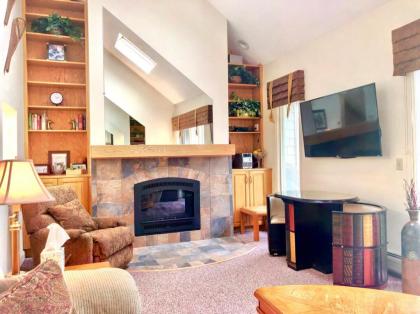 R7 Ski-in Ski-out Bretton Woods Townhome on 2-mile home trail Mt Washington views - image 5