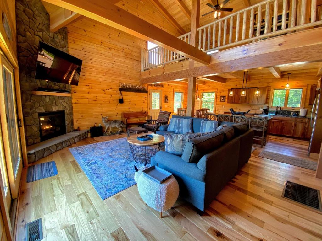 UV Log home with direct Cannon Mountain views Minutes to attractions Fireplace Pool Table AC - image 6