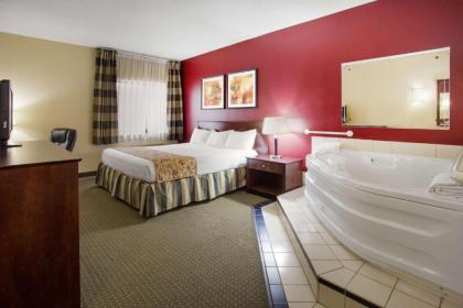 Ramada by Wyndham Bettendorf - image 11