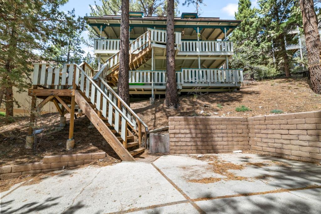 Happy Bear by Big Bear Cool Cabins - image 5