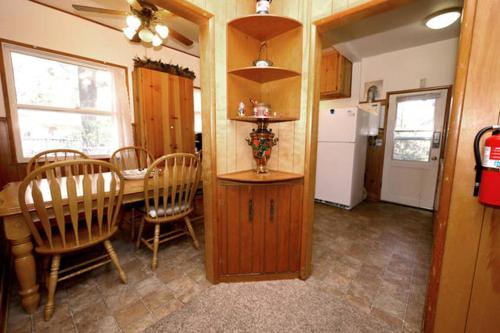 Green Cabin in Big Bear Lake - image 4