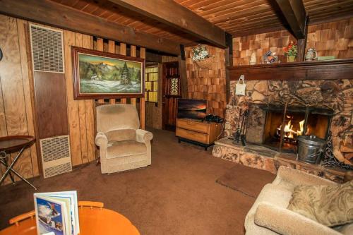 Bear Country Cabin - image 3